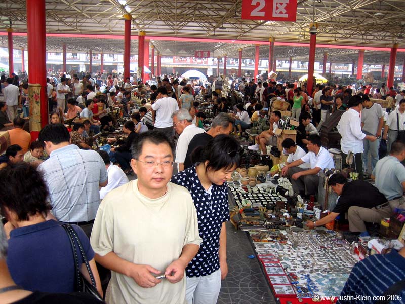 An overview of the flea market we visited in Beijing.