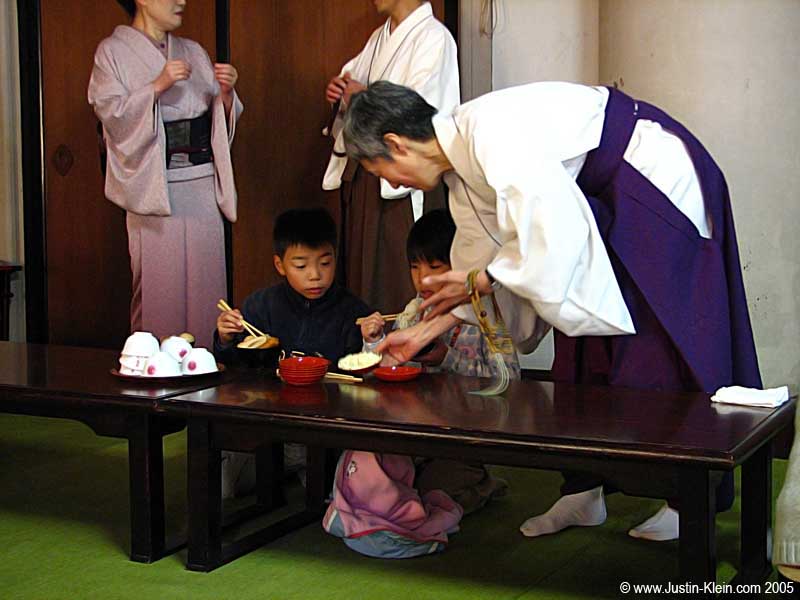 Ooh! She's bringing us food! I like food.