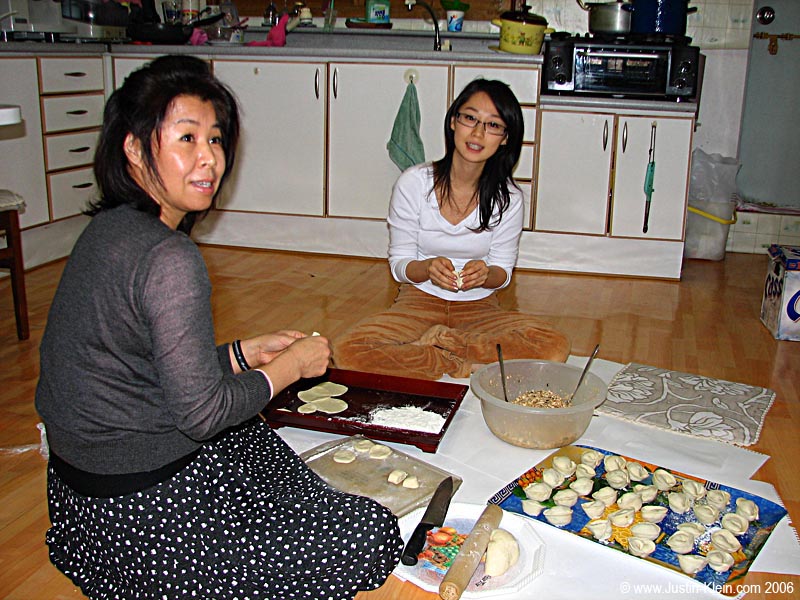 Makin' some mandu
