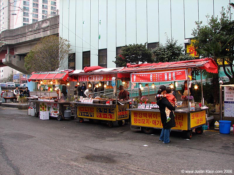 Oh yeah, I don't have any street food pictures in this post yet either. It wouldn't be a post about Korea if it didn't have some street food in there.