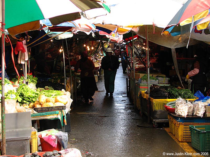 A morning vegetable market. 