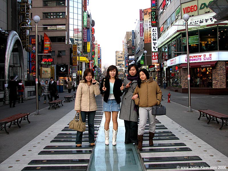Betty, Ming-Kyeong, unknown friend of Ming-Kyeong, Yun-Yeong.