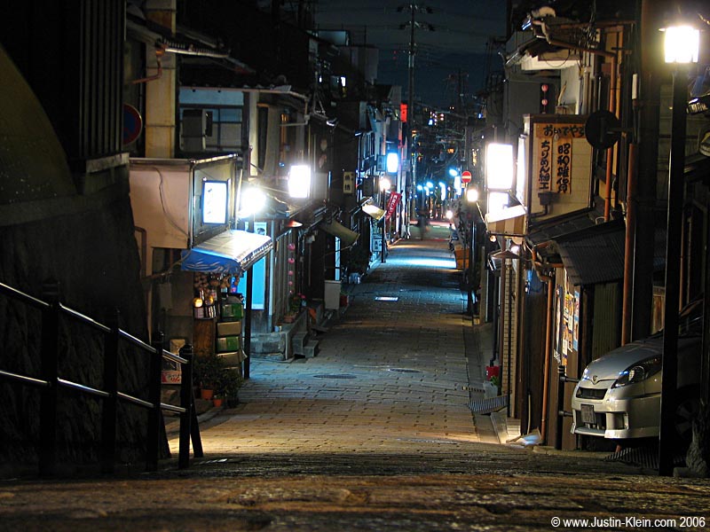 Speaking of magnificence...here's the small Kyoto sidestreet that was right behind me when I took the previous photo. 