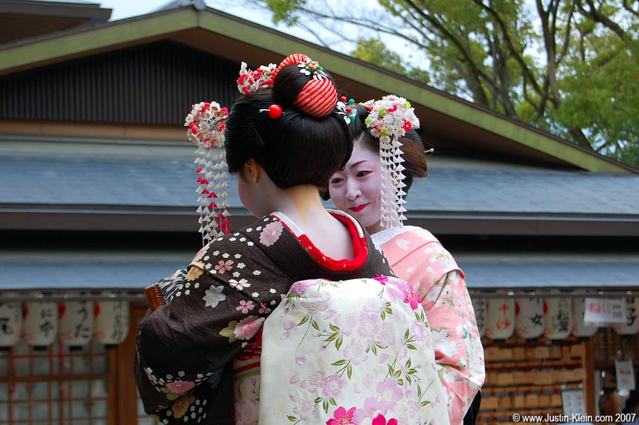The center(s) of attention at Yasaka Jinja.
