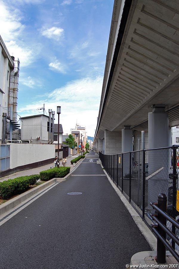 The alley my friends and I often used to cut across town while living in the Ritsumeikan dorms. Just another one of those personal memories I'd never bothered to document...until this Saturday.