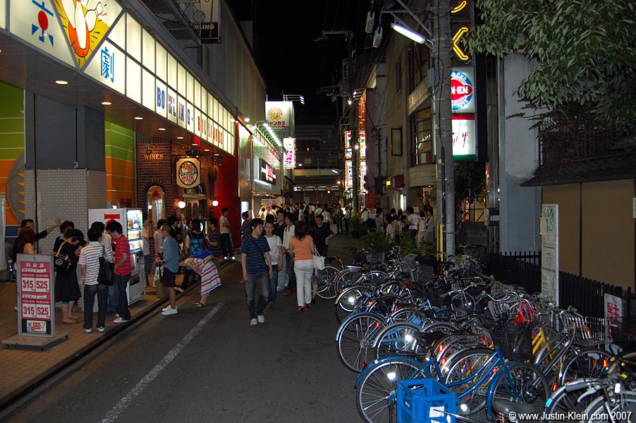 The Kiyamachi sidestreet leading to Hub (visible on the left). 