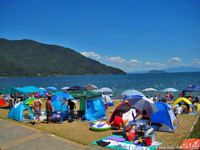 Beach campsites!  I can't tell you how many of these I passed while riding around the lake.  If only I'd brought a tent... 