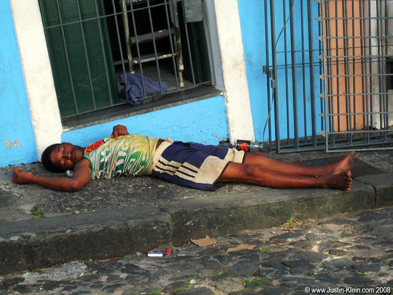 It's not at all uncommon to see people sleeping all over the streets, even in fancier neighborhoods. 