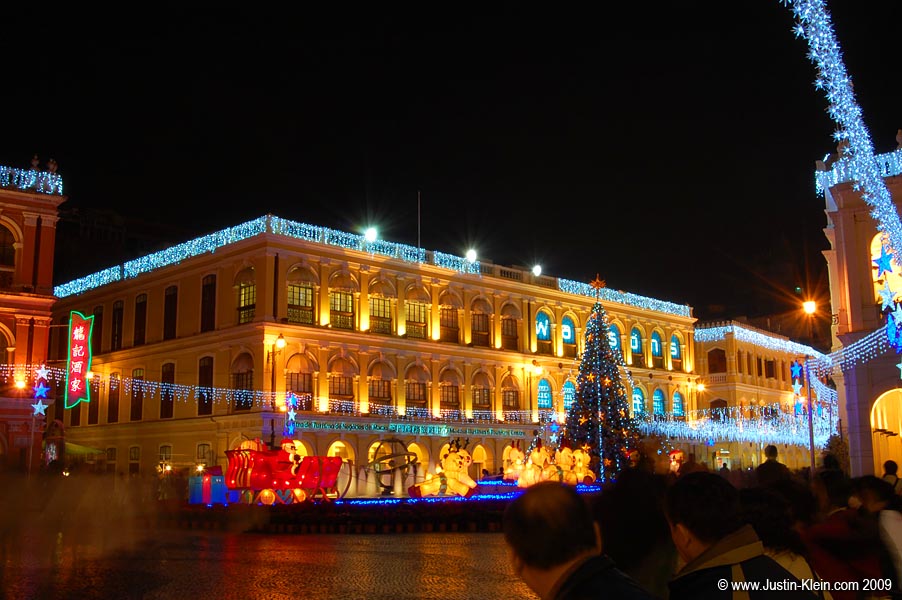 Largo do Senado, a swirling black and white tiled square surrounded by colonial buildings.
