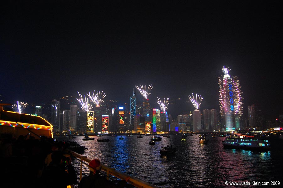 Fireworks from a boat in Victoria's Harbor. Officially my first photo with a 2009 watermark! ; )