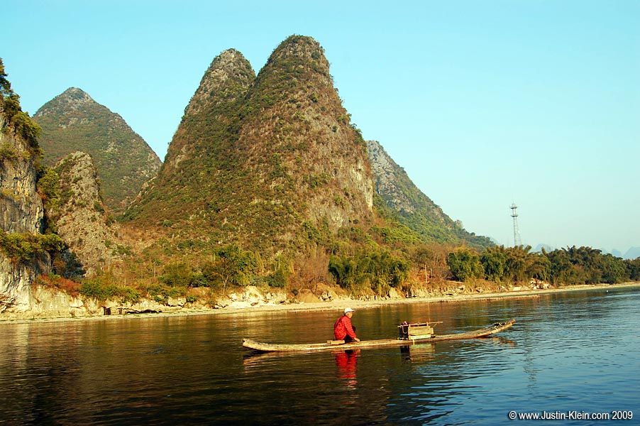 The sun is back out over the Li River. 
