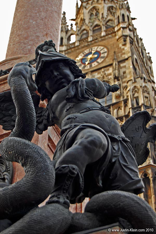 A cool statue in Marienplatz.