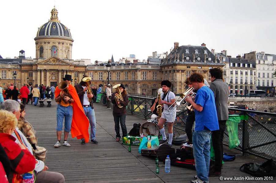 Street performers at Ponte des Artes.