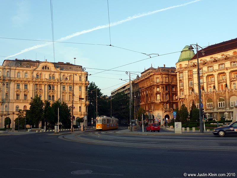 A photo taken around 5am, on my way home from the Corvintető nightclub.