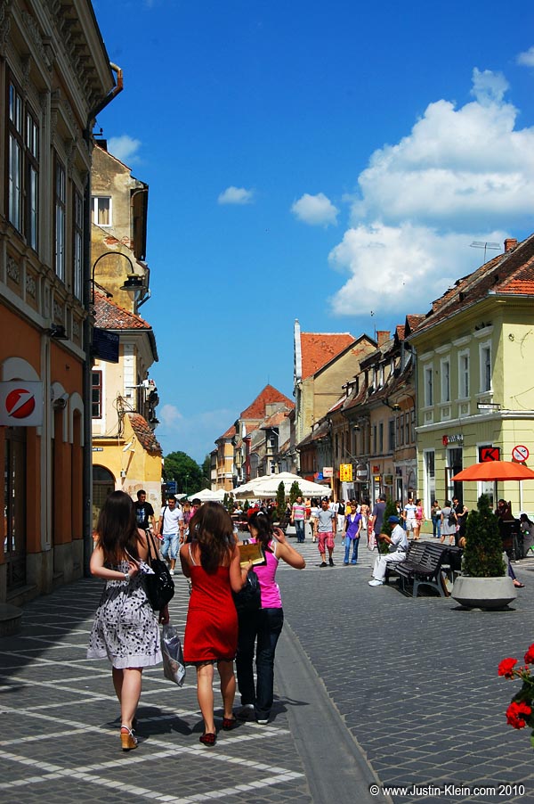 One of the shopping promenades branching off from Piaţa Stafalui.