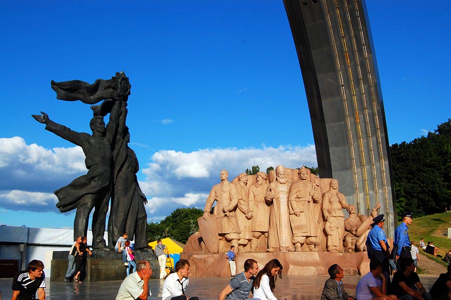 A statue of two brothers joining hands represents the unity of Russia and Ukraine.