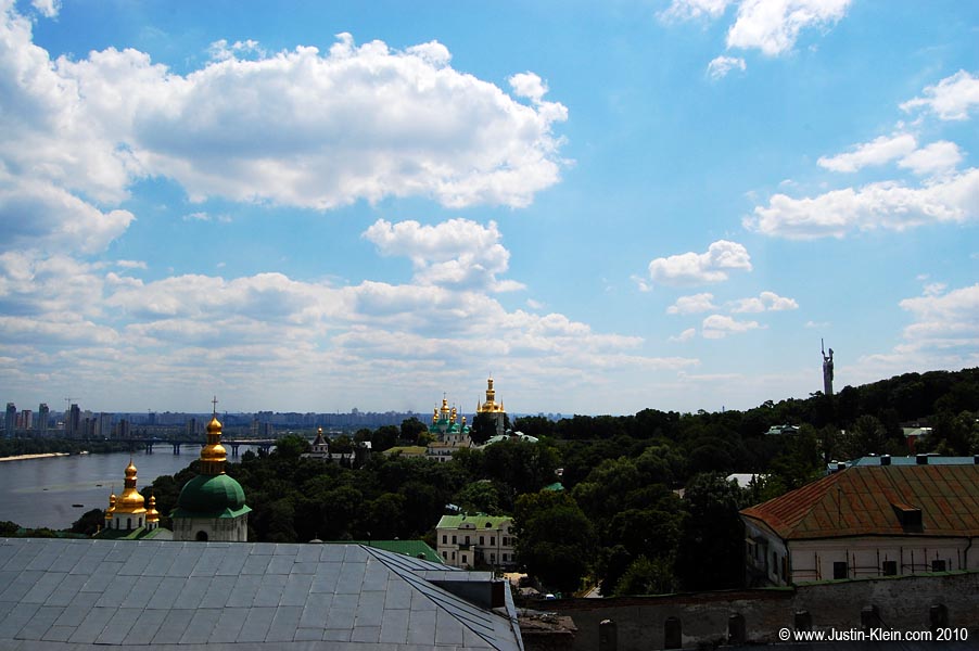 Looking out towards the surreal Rodina Mat ("Nation’s Mother").
