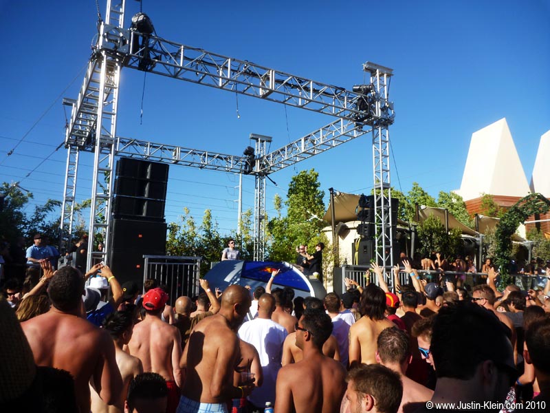 How can you not love those summertime pool parties?