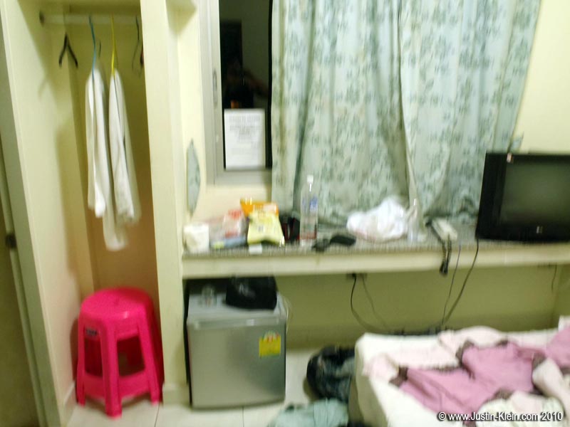 A room in the much smaller but much cozier Happy Inn.  Sorry it's so blurry.  Herb sucks ; )
