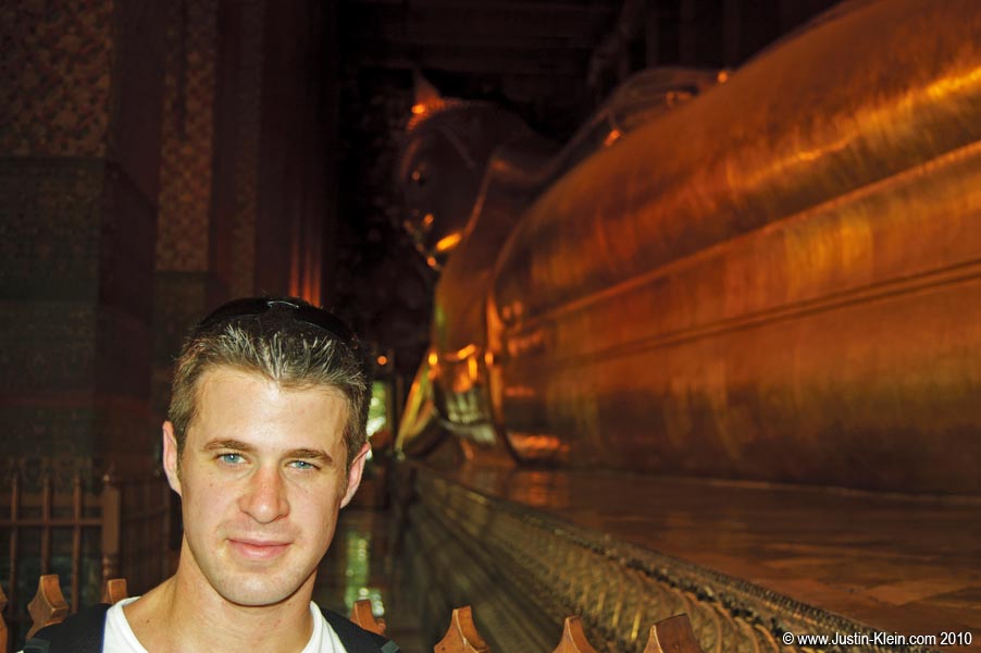 The famous giant reclining Buddha at Wat Pho.