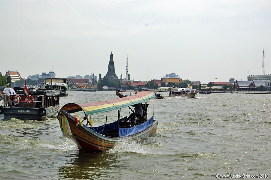 Crossing the river and heading to Wat Arun.
