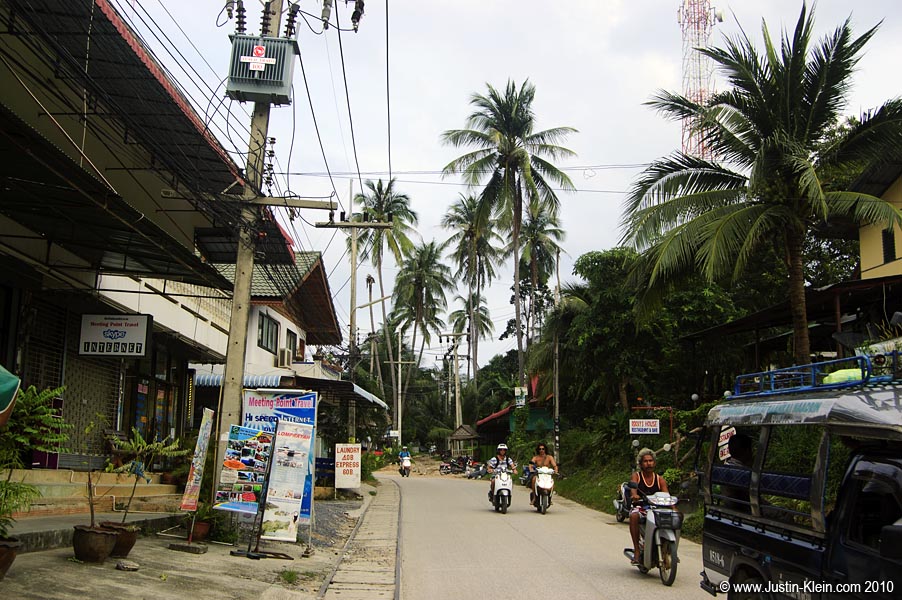 Coral is located just a short walk from central Haadrin; this is the road into town.