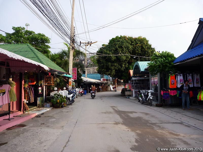 There's no shortage of hokey souvenir shops in Haadrin.