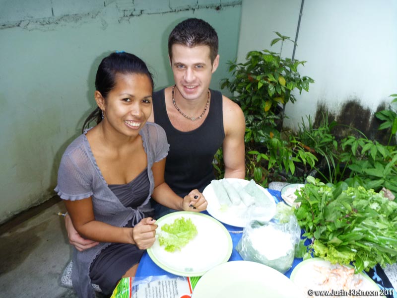 Making shrimp springrolls with Noi, the guesthouse receptionist.