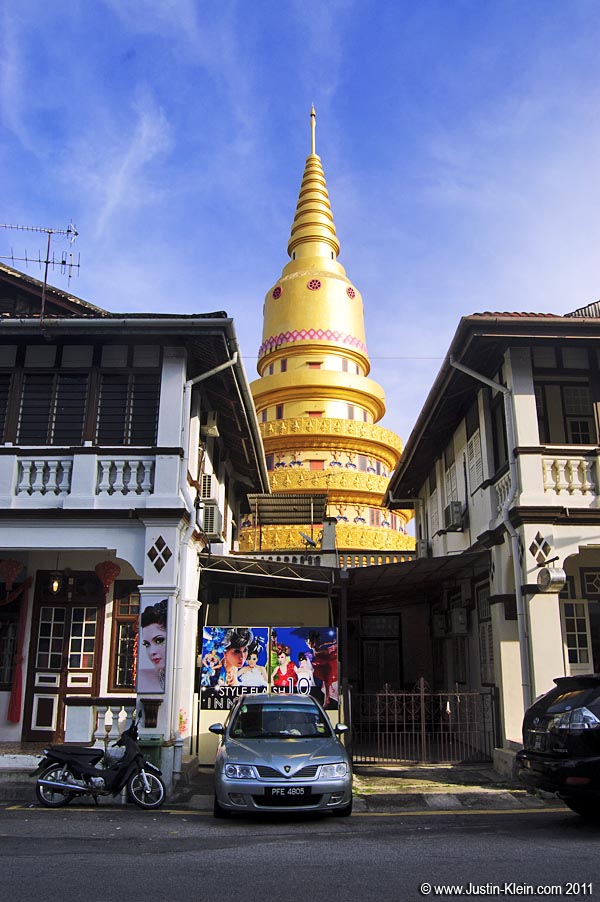 Wat Chaiyamangalaran seen from one block away. What a thing to have sprouting from behind your back yard.