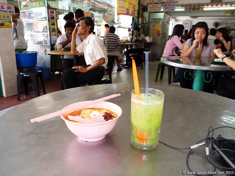 Curry Mee, probably my favorite <i>non-dessert</i> in Malaysia: noodles in a spicy coconut-curry soup, garnished with bean sprouts, prawn, cuttlefish, cockles, beancurd and mint.